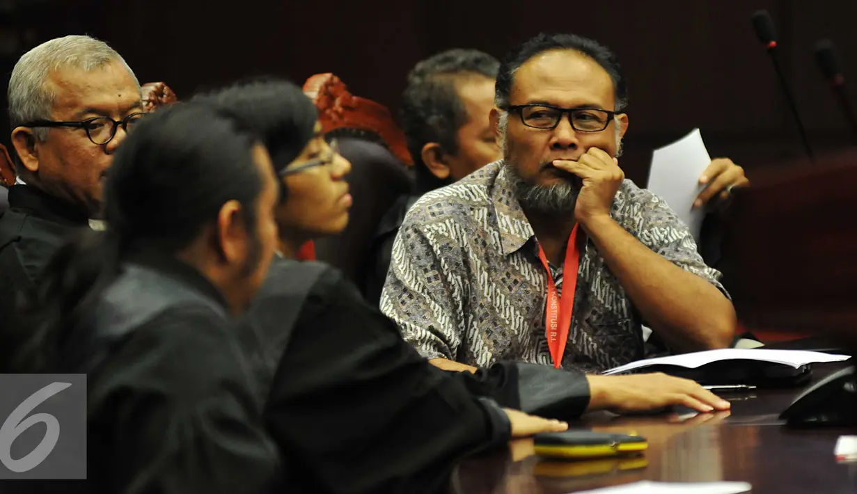 Wakil Ketua KPK non aktif, Bambang Widjojanto berbincang dengan kuasa hukumnya saat sidang uji materi UU Komisi KPK di Gedung MK, Jakarta (10/6/2015). Bambang sebagai pemohon menggugat Pasal 32 ayat 2 UU KPK. (Liputan6.com/Johan Tallo)