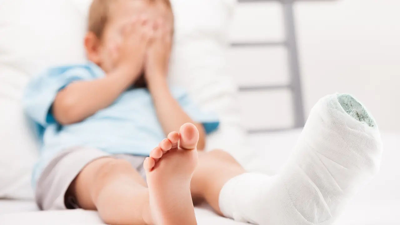 P3K Anak: Pertolongan Pertama Anak yang Jatuh Menghantam Tulang