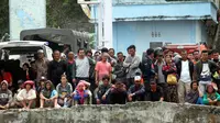 Kerabat penumpang menunggu proses pencarian yang dilakukan tim SAR terhadap korban tenggelamnya KM Sinar Bangun di pelabuhan feri Danau Toba, Sumatera Utara, Rabu (20/6). Hingga hari ketiga proses pencarian korban terus dilakukan. (AP/Binsar Bakkara)