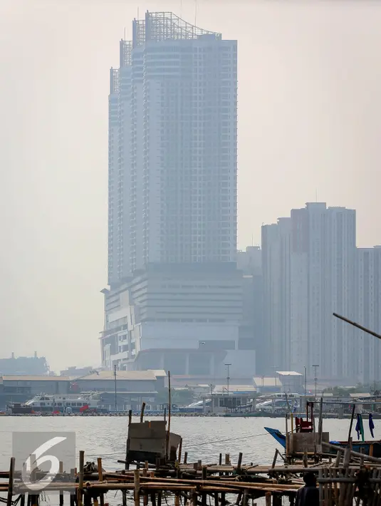 Pemandangan kabut asap tipis tampak menyelimuti kawasan Muara Angke, Jakarta, Kamis (29/10). BMKG menyatakan, kabut asap di area udara Jakarta berasal dari kawasan kebakaran hutan dan lahan di Sumatera dan Kalimantan. (Liputan6.com/Faizal Fanani)