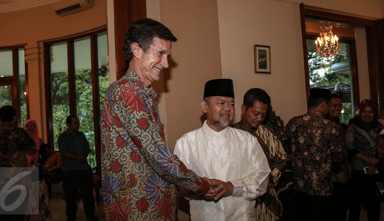Dubes AS untuk Indonesia Robert O Blake (kiri) menyambut Imam Besar Masjid Istiqlal Ali Mustafa Ya'qub, Jakarta, Rabu (24/6/2015). Blake berharap silaturahmi pemerintah AS dan Tokoh Islam bisa terjalin dengan baik. (Liputan6.com/Faizal Fanani)