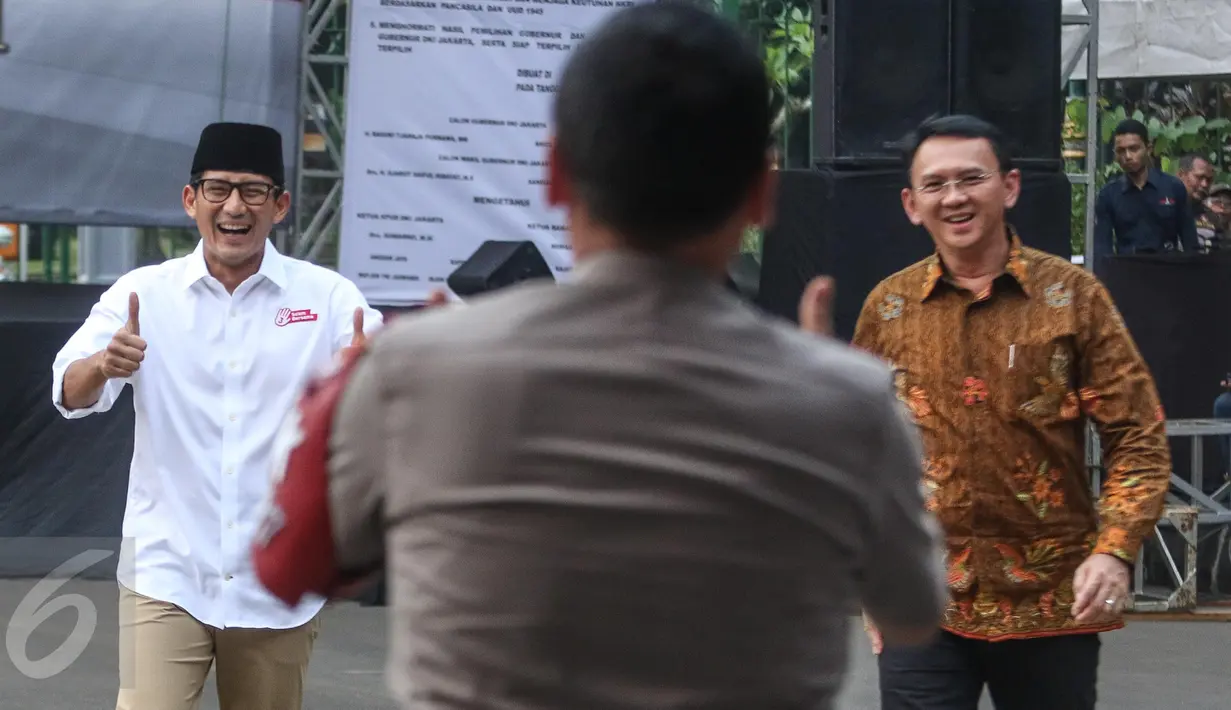 Gubernur DKI Jakarta Basuki T Purnama dan Cawagub DKI Jakarta Sandiaga Uno saat menghadiri deklarasi damai Pilgub DKI di Jakarta, Senin (17/4). Deklarasi dilakukan untuk menunjukkan komitmen damai dalam gelaran pilkada ini. (Liputan6.com/Faizal Fanani)