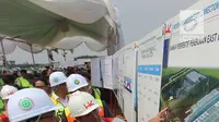 Menteri Perhubungan Budi Karya Sumadi (kiri) melihat gambar proyek pembangunan East Connection, Project Runway, dan Apron Cargo di kawasan Bandara Soekarno – Hatta, Banten, Minggu (15/4). (Merdeka.com / Arie Basuki)