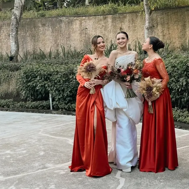 Dress Panjang Belah Samping Nia Ramadhani (Foto: Instagram @ramadhaniabakrie))