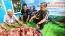 Head of Sales BukaLapak.com Tri Bagus Subekti (kanan) menyaksikan penyembelihan dan distribusi daging qurban di Jakarta, Kamis (24/9). BukaLapak.com bekerjasama dengan Global Qurban dan Aksi Cepat Tanggap (ACT) menyalurkan hewan qurban. (Istimewa)