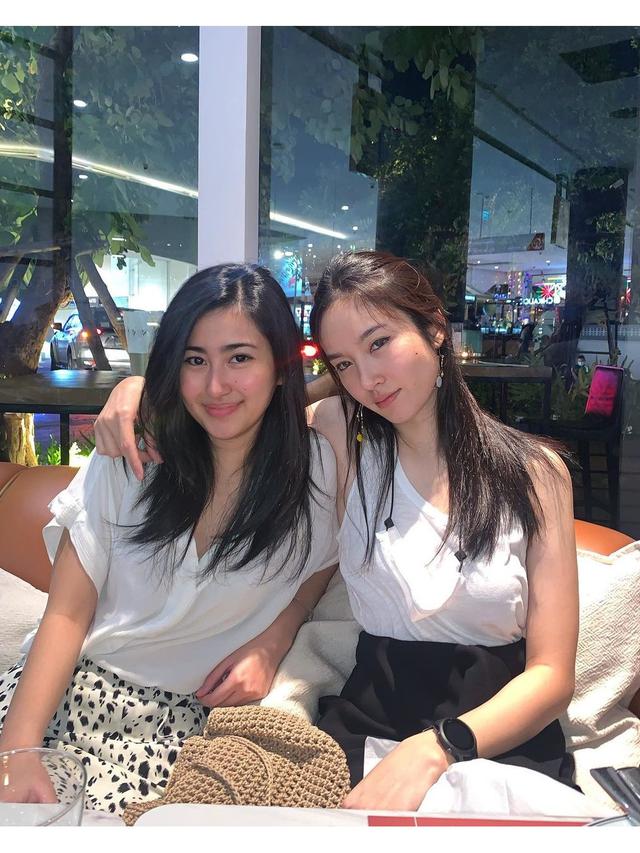 7 Potret Kedekatan Nong Poy dan Adik Perempuannya, Sister Goals