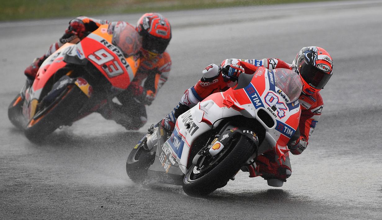 Andrea Dovizioso. Pembalap Italia berusia 35 tahun yang musim ini berlaga di kelas MotoGP bersama Yamaha RNF Team ini baru saja gagal di GP Mandalika 2022 saat trek basah akibat masalah elektrik di motornya. Sebelumnya, ia merupakan jagoan di trek basah. (AFP/Manan Vatsyayana)