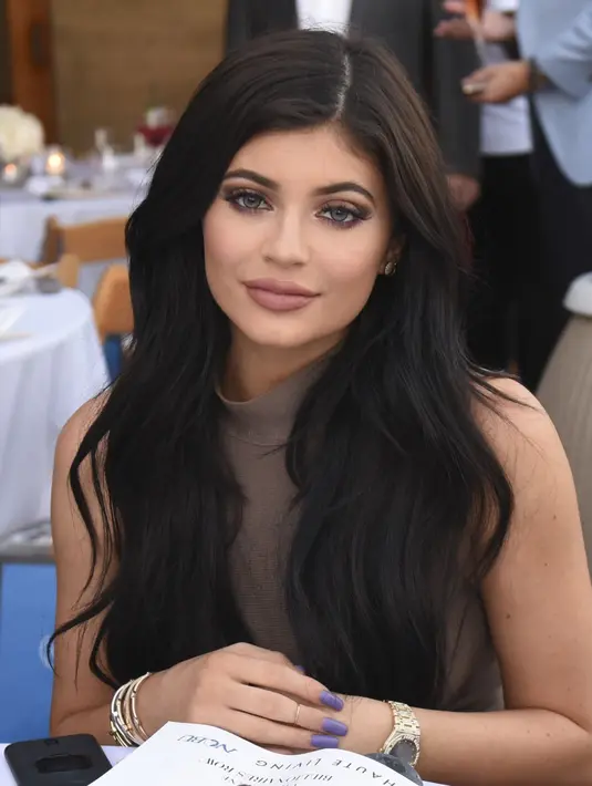 Terungkap sudah, Kylie Jenner, putri Kris Jenner dan Bruce mengakui perbuatannya dalam sebuah interview dengan majalah Elle ketika sedang menjalani sesi pemotretan untuk majalah itu. (AFP/Bintang.com)