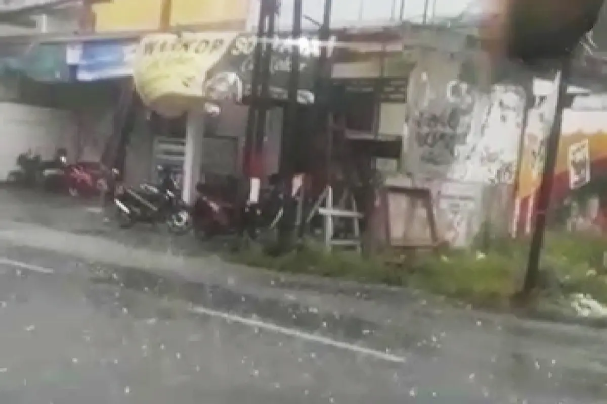 Hujan es mengguyur sejumlah wilayah di Surabaya. (Dian Kurniawan/Liputan6.com)