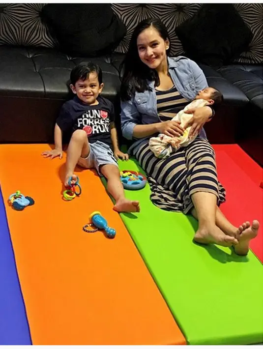 Dari perikahannya dengan Donny Azwan Putra pada 30 Oktober 2011 silam, Intan Nuraini dikaruniai dua orang anak, Alrazi Rabbani Azwan dan Saliha Zayna Azwan. (Instagram/@intan_nuraini23)