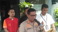 Penyidik Cyber Crime Direskrimsus Polda Metro Jaya hari ini mengirim tersangka dan juga barang bukti kasus penyebaran hoaks atas adanya 7 kontainer kotak suara yang telah tercoblos di Tanjung Priok, Jakarta Utara.