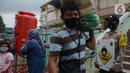Petugas Polres Jakarta Timur melakukan sosialisasi dan membagikan masker di Pasar Palmeriam, Matraman, Selasa (9/2/2021). Kegiatan itu dilakukan sebagai upaya meningkatkan kesadaran masyarakat akan pentingnya penerapan protokol kesehatan untuk menekan penyebaran Covid-19. (merdeka.com/Imam Buhori)