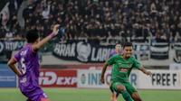 Gelandang PSS Sleman, Fandi Eko Utomo (hijau) mencoba mengecoh pemain Persita Tangerang di laga fase grup Piala Presiden 2022 lalu. (Dok. PSS Sleman)