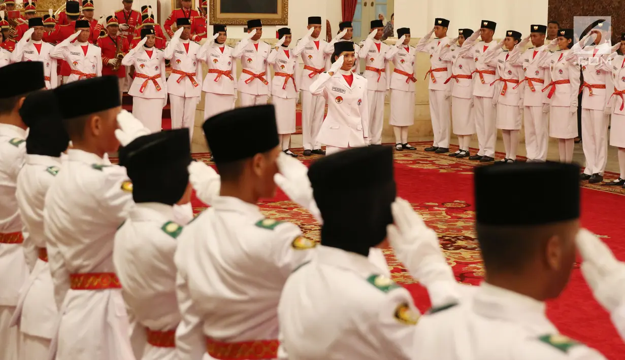 Pasukan Paskibraka Nasional 2017 melakukan hormat saat pengukuhan di Istana Negara, Jakarta, Selasa (15/8). Paskibra tersebut nantinya akan mengibarkan bendera merah putih pada upacara peringatan HUT RI-ke 72 di Istana Negara. (Liputan6.com/Angga Yuniar)