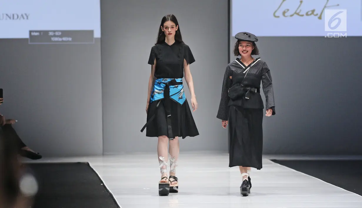 Model dan perancang busana berjalan diatas catwalk menujukkan karyanya di Jakarta Fashion Week 2018 di Senayan City, Jakarta, Sabtu (21/10). Memasuki tahun ke-10, JFW 2018 mengusung tema 'Bhinneka dan Berkarya'. (Liputan6.com/Herman Zakharia)
