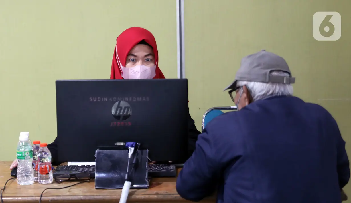 Petugas kesehatan mendata warga yang menjalani vaksinasi booster kedua atau dosis keempat di kawasan Kantor Wali Kota Jakarta Timur, Jakarta, Selasa (24/1/2023). Bila dilihat dari aturan yang ada, syarat untuk bisa mendapatkan booster kedua vaksin COVID-19 harus berjarak minimal enam bulan dari pemberian booster pertama. (Liputan6.com/Johan Tallo)