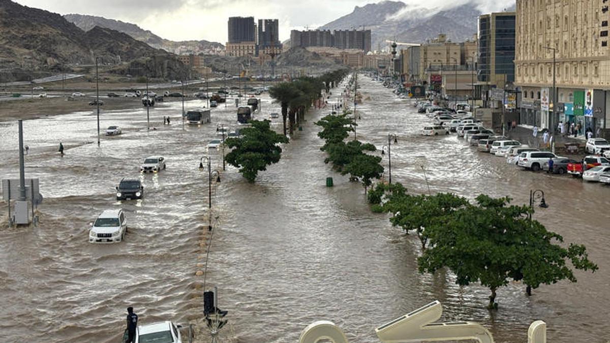 Arab Saudi Banjir, Mekkah Paling Parah Sampai Bus Terendam dan Terlantar