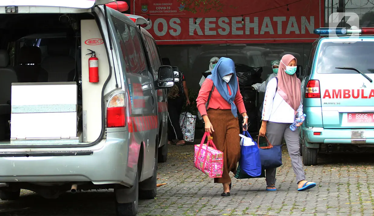 Dua wanita berjalan di Rumah Karantina COVID-19 Hotel Yasmin, Curug, Kabupaten Tangerang, Banten, Kamis (17/6/2021). Saat ini, variant of concern (VOC) menyebar di 12 provinsi. (Liputan6.com/Angga Yuniar)