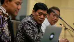 Menkopolhukam Tedjo Edhy Purdijanto (tengah) saat menghadiri konferensi pers terkait pelaksanaan acara simposium Cyber Security di Gedung Serbaguna Menkominfo, Jakarta, Kamis (28/5/2015). (Liputan6.com/Faizal Fanani)