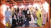 Jika Anda ingin tampil modis dengan pakaian sopan dan tertutup, simak inspirasinya melalui Muslim Fashion Festival (MUFFEST) 2018.