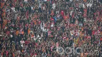 Suporter Persija, The Jakmania, memberikan dukungan saat melawan Mitra Kukar pada laga Liga 1 2017 di Stadion Patriot, Bekasi, Minggu (15/5/2017). Kedua tim bermain imbang 1-1. (Bola.com/Vitalis Yogi Trisna)