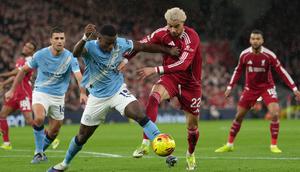 Marc Guehi dan Hugo Ekitike berebut bola dalam laga Premier League antara Liverpool vs Manchester City di Anfield, 8 Februari 2026. (AP Photo/Jon Super)