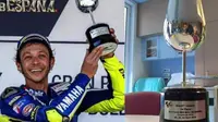 Valentino Rossi mendonasikan trofi kemenangannya di MotoGP Jerez kepada seorang anak pengidap kanker. 
