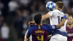 Striker Barcelona, Luis Suarez, duel udara dengan bek Tottenham Hotspur, Eric Dier, pada laga Liga Champions di Stadion Wembley, Rabu (3/10/2018).  Barcelona menang 4-2 atas Tottenham Hotspur. (AP/Kirsty Wigglesworth)