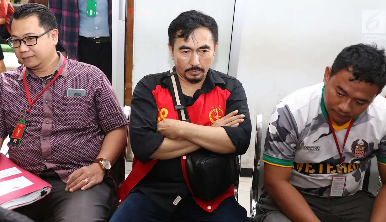 Gatot Brajamusti bersiap menjalani sidang pembacaan putusan kasus asusila di Pengadilan Negeri Jakarta Selatan, Selasa (24/4). Gatot Brajamusti dituntut 15 tahun penjara dan denda Rp200juta subsider satu tahun kurungan. (Liputan6.com/Immanuel Antonius)