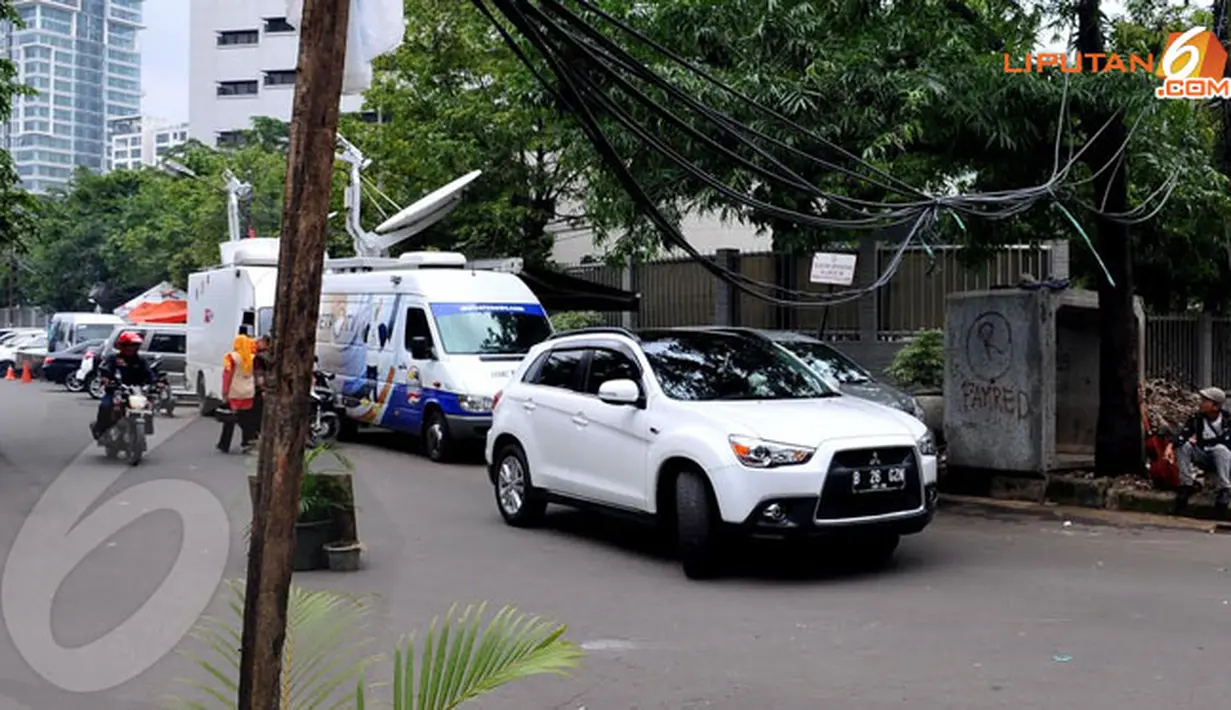 Akibatnya kabel listrik yang dihubungkan oleh tiang listrik menggelayut di tengah jalan (Liputan6.com/Johan Tallo)