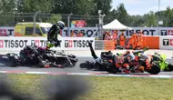 Kekacauan pada start balapan MotoGP Hungaria 2026 yang awalnya disebabkan kecelakaan yang dialami Jorge Martin. (Ferenc ISZA / AFP)