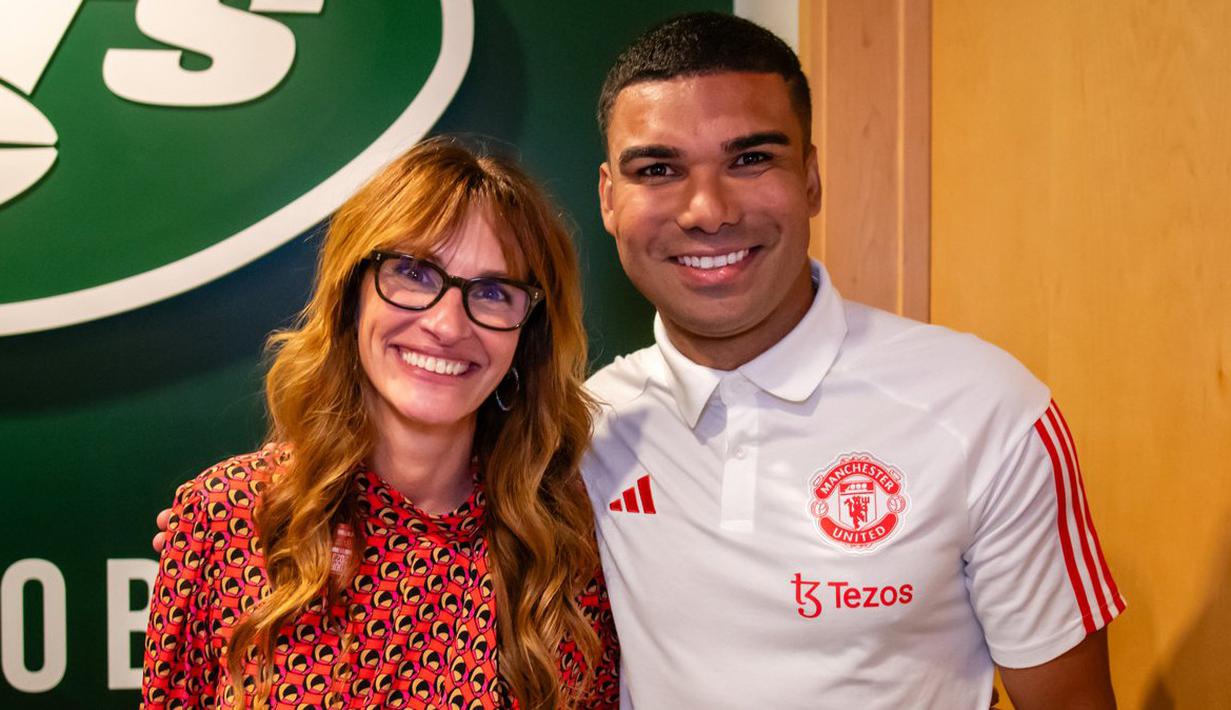 Aktris Hollywood, Julia Roberts (kiri) berfoto bersama dengan pemain Manchester United, Casemiro saat skuad MU melakukan tur pramusim di Amerika Serikat, Minggu (23/07/2023) WIB. (Bola.com/Bagaskara Lazuardi)