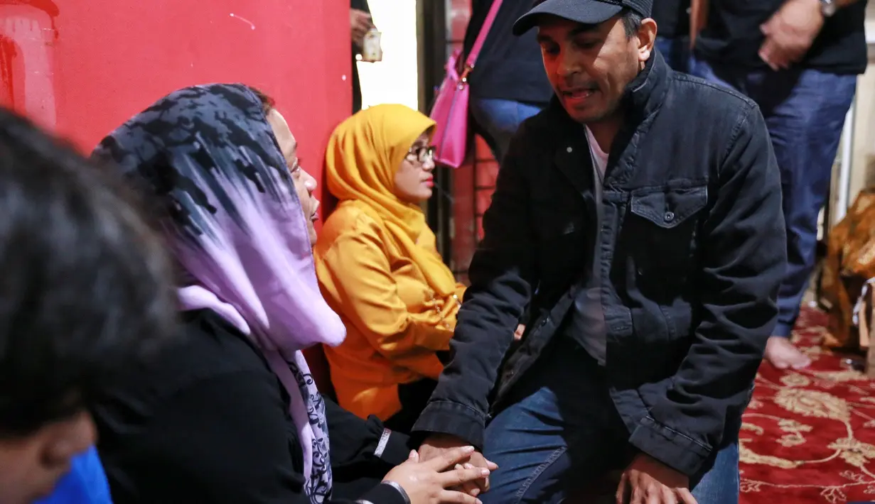 Glenn mengaku kaget mendapat kabar Yon Koeswoyo meninggal dunia. Ia bersama Tulus ikut memberikan penghormatan terakhirnya di rumah duka kawasan Pamulang, Tangerang Selatan, Jumat (5/1/2018). (Adrian Putra/Bintang.com)
