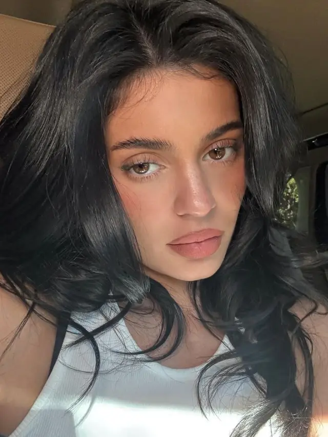 Full Lips Look ala Kylie Jenner (photo by instagram.com/ kyliejenner)