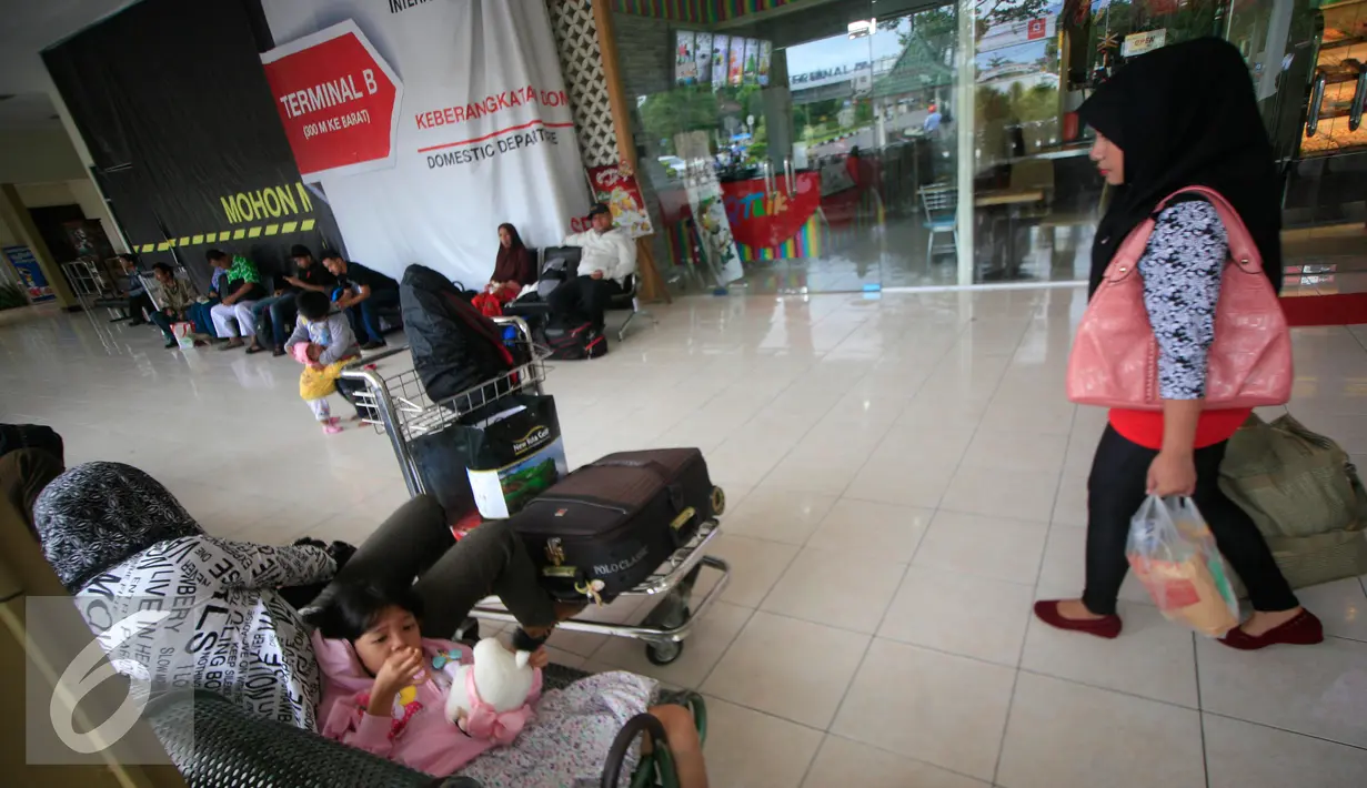 Calon penumpang menunggu jadwal keberangkatan dari bandara Adisucipto,Yogyakarta, (6/2).Setelah di tutup pada 5/2 sore kemaren akibat cuaca buruk, bandara di buka kembali mengantisipasi lonjakan penumpang jelang liburan imlek. (Liputan6.com/Boy Harjanto)