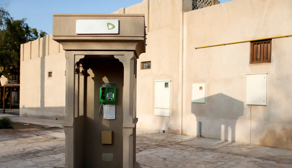 Sebuah bilik telepon terlihat di Al Bastakiya, sebuah distrik bersejarah di Dubai, UAE 10 Maret 2016. Dubai menjaga keindahan bangunan-bangunan bersejarahnya agar tetap memiliki pesona yang luar biasa. (REUTERS/Ahmed Jadallah)