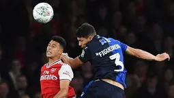 Penyerang Arsenal, Gabriel Martinelli berebut bola udara dengan bek Nottingham Forest, Tobias Figueiredo pada babak ketiga Piala Liga Inggris di Stadion Emirates di London (24/9/2019). Hasil lini mengantar Arsenal lolos ke babak keempat. (AFP Photo/Ben Stansall)