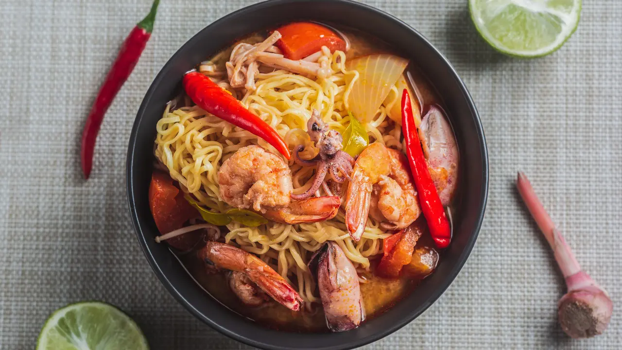mie kuah asam pedas