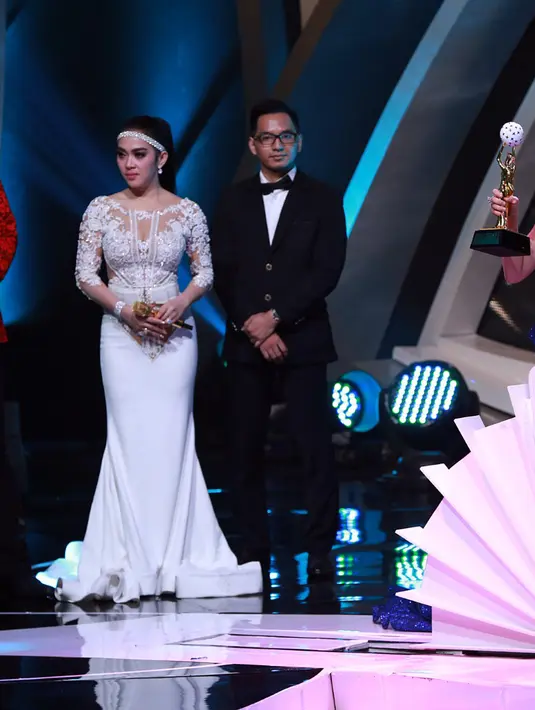 'Seneng Alhamdulillah, akhirnya saya mendapat penghargaan. Ini untuk orang tua saya, untuk ibu siwi, terimakasi atas kadonya, untuk fans saya, untuk cecepi lovers,' ujat Zaskia bangga. (Deki Prayoga/Bintang.com)
