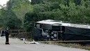 Jasad penumpang tergeletak di dekat bus wisata yang terbalik di jalan raya Mahahual di Quintana Roo, Meksiko, Selasa (19/12). Sedikitnya 12 turis tewas, satu di antaranya anak-anak, dan 18 lainnya mengalami luka-luka. (Novedades de Quintana Roo via AP)