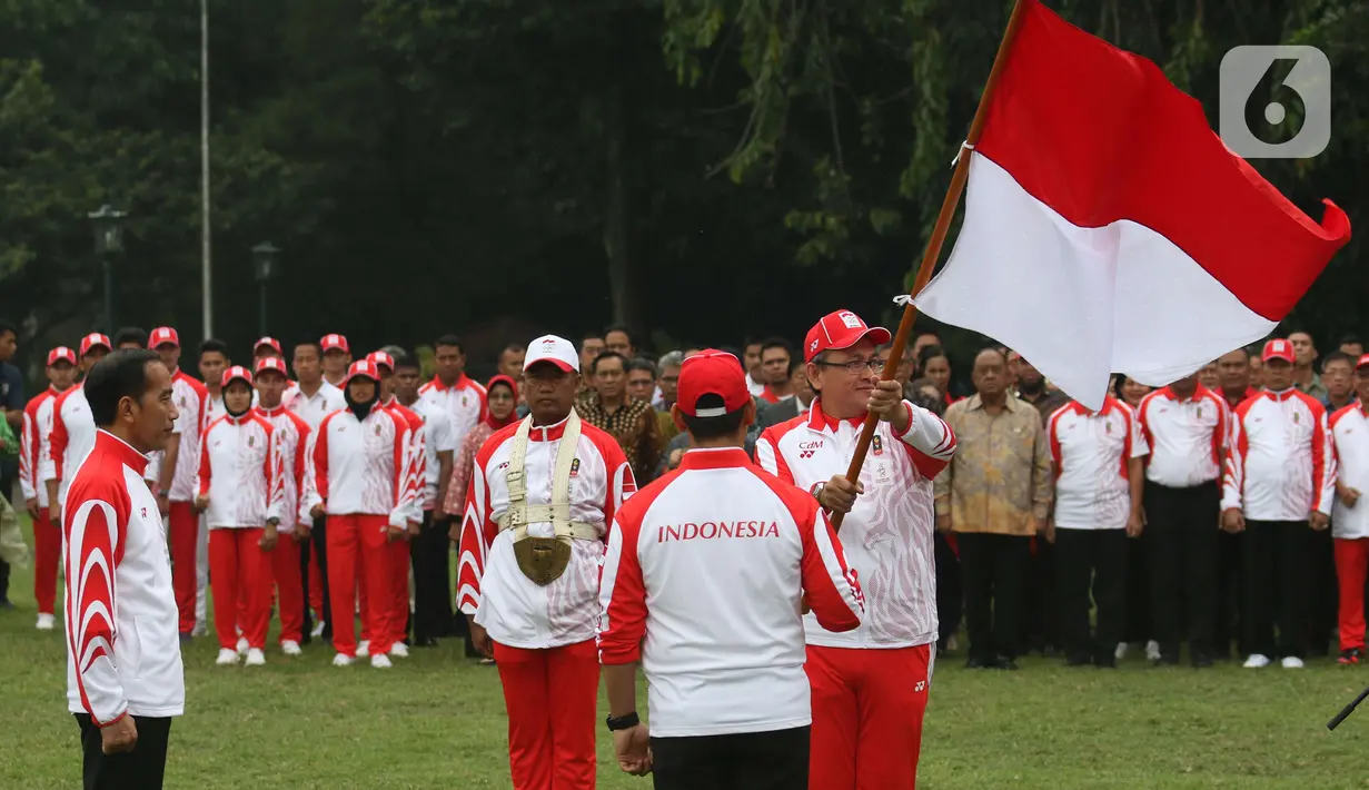 Chief de Mission (Cdm) Kontingen Indonesia Harry Warganegara (kanan) mengibarkan Bendera Merah Putih disaksikan Ketua National Olympic Committe (NOC) Raja Sapta Oktohari saat pelepasan Kontingen Indonesia untuk SEA Games 2019 Filipina di Istana Bogor, Rabu (27/11/2019). (Liputan6.com/Angga Yuniar)