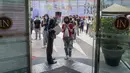 Penjaga mengecek pengunjung yang akan masuk mal mewah Siam Paragon di Bangkok, Thailand, Minggu (17/5/2020). Thailand mengizinkan toko serba ada, pusat perbelanjaan, dan bisnis lainnya kembali dibuka untuk menghidupkan kembali ekonomi yang rusak akibat pandemi COVID-19. (AP Photo/Gemunu Amarasinghe)