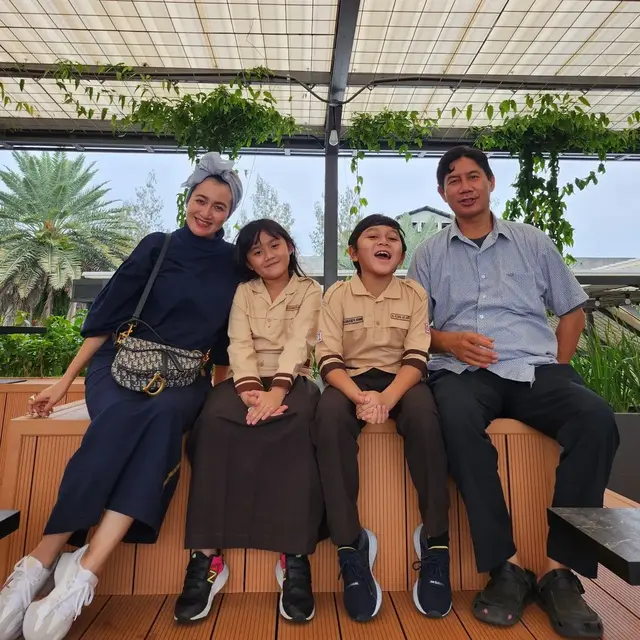 6 Potret Nini Carlina dan Buah Hati, Sabar Rawat Anaknya yang Berkebutuhan Khusus