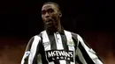 Andy Cole yang tiga musim membela Newcastle United pada tengah musim 1992/1993 hingga tengah musim 1994/1995 tercatat selalu mencetak gol ke gawang Manchester United di Liga Inggris pada musim 1993/1994. Pada pekan ke-3 (21/8/1998), ia mencetak satu gol saat Newcastle bermain imbang 1-1 di Old Trafford. Sementara saat menjamu MU di St James' Park pada pekan ke-19 (11/12/1993), Andy Cole kembali mencetak satu gol dalam laga yang kembali berakhir imbang 1-1. (nufc.com)