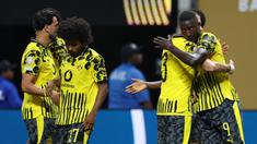 Penyerang Borussia Dortmund (Jerman) asal Guinea Serhou Guirassy (kanan) merayakan gol kedua bersama rekan setimnya selama pertandingan babak 16 besar Piala Dunia Antarklub melawan Monterrey (Meksiko) di Stadion Mercedes-Benz, Atlanta, Amerika Serikat pada 1 Juli 2025 waktu setempat atau Rabu (2/7/2025) pagi WIB. (CHARLY TRIBALLEAU/AFP)