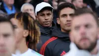 Pemain MU, Marcus Rashford (tengah), menyaksikan timnya berlaga melawan Fulham dalam pertandingan lanjutan Liga Inggris 2023/2024 yang berlangsung di Craven Cottage, London, Sabtu (4/11/2023). (AFP/Adrian Dennis)