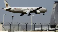 Ilustrasi Etihad Airways dari Abu Dhabi yang bebas dari lararangan perangkat elektronik AS. (AP)