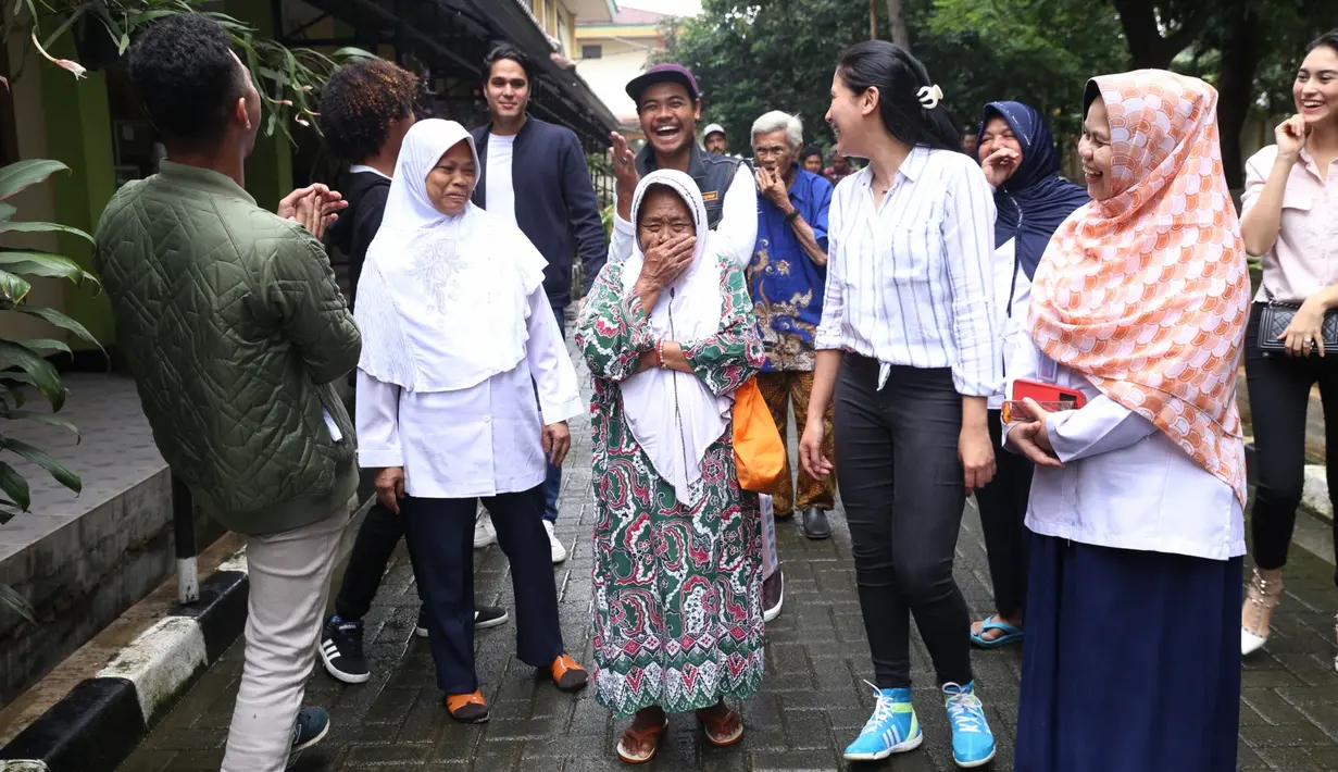 Para penghuni Yayasan Sasana Tresna Werdha menyambut gembira para pemain sinetron Anak Langit. Kedatangan para artis ini bagaikan kedatangan dari anak atau kerabat. (Nurwahyunan/Bintang.com)