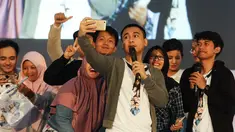 Pemain film The Guys, Raditya Dika berswafoto dengan para peserta Emtek Goes To Campus (EGTC) 2017 di Auditorium Universitas Negeri Semarang, Rabu (5/4). Untuk memulai EGTC 2017 dipilihlah kota Semarang, Jawa tengah.  (Liputan6.com/Yoppy Renato)