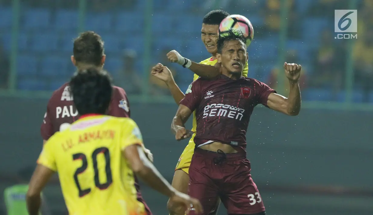 Bek PSM Makassar, Zulkifli Syukur (kanan) berebut bola atas dengan pemain Bhayangkara FC pada lanjutan Liga 1 Indonesia di Stadion Patriot Candrabhaga, Bekasi, Kamis (19/10). PSM Makassar unggul 2-0. (Liputan6.com/Helmi Fithriansyah)